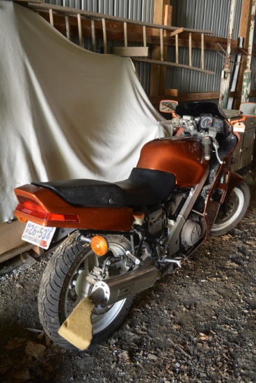 1986 Honda Motorcycle RC Bodystyle, lights, Vance Hines exhaust, shows 27,923 miles, some scratches