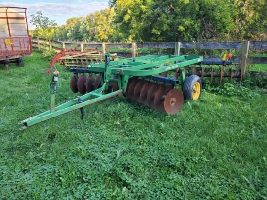 John Deere 620 Disc with disc cleaner, 12', no lift cylinder
