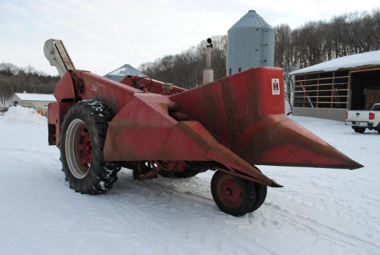 Farmall 560 Gas Tractor with International 234 mounted picker, fast hitch lift, narrow front, had $4