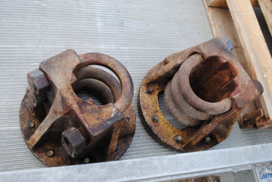 Pair of 9-Bolt Hubs for IH 1586, bolts are there