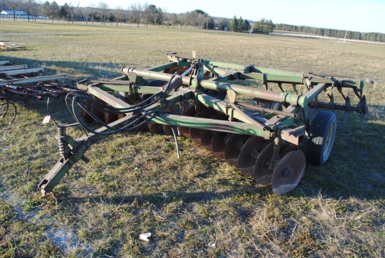 John Deere 12' disc, hydraulic lift