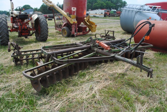 John Deere 12' disc, needs tires, hydraulic lift