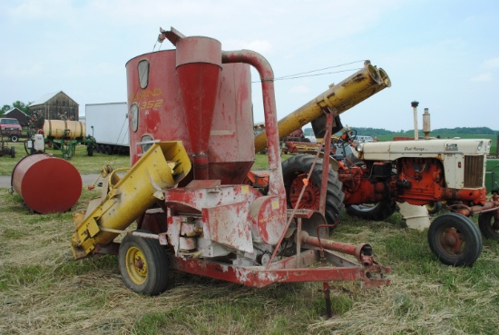 New Holland 352 feed grinder, pto, owner states it works good