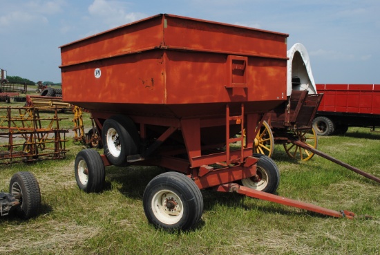 J&M Gravity Box on P&H running gear, 225+/- bushel