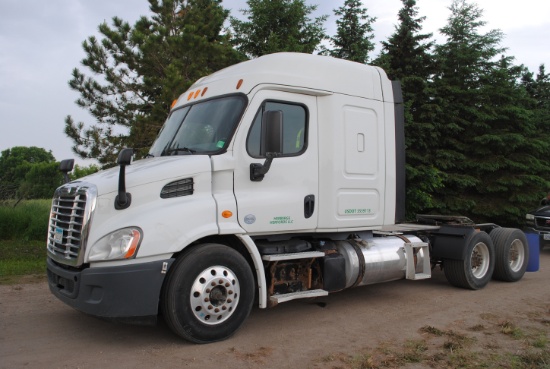 2014 Freightliner Cascadia 113, 450 HP, 10-speed Eaton transmission, Detroit D471927 engine, 36" sle