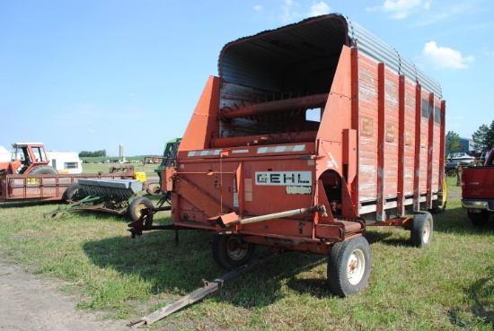 Gehl 920 silage box on MN Rugged 8 running gear, 14', extendable pole