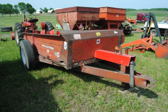 International 540 manure spreader, single beater, wood floor, owner states it "works"