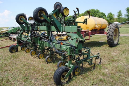 John Deere 85 12-row cultivator with tow behind 800-gallon tank, set up for 32%, has hydraulic pump