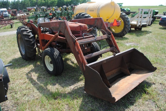 Farmall International 300 with hydraulic loader, wide front, Schwartz bucket, power steering, fender