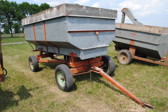 Sears Gravity bos on David Bradley running gear, with hydraulic hoist