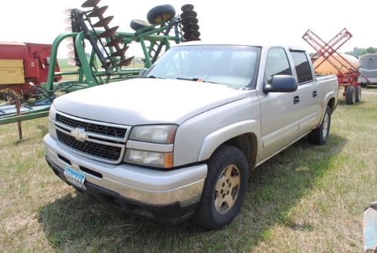 2006 Chevy LT, 4-door, 4x4, cloth interior, short box, tonneau cover, power windows/doors, 5.3L engi