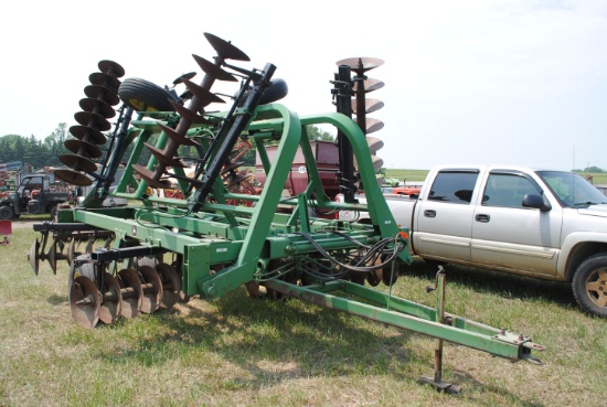 John Deere 230 Wingfold disc, 24', disc cleaners