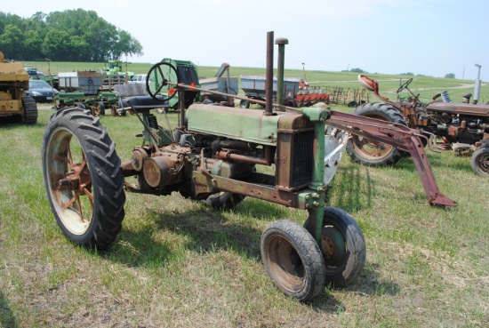 John Deere 'B', 1936?, narrow front, rear spoke wheels, pto, owner says it runs but there is no batt