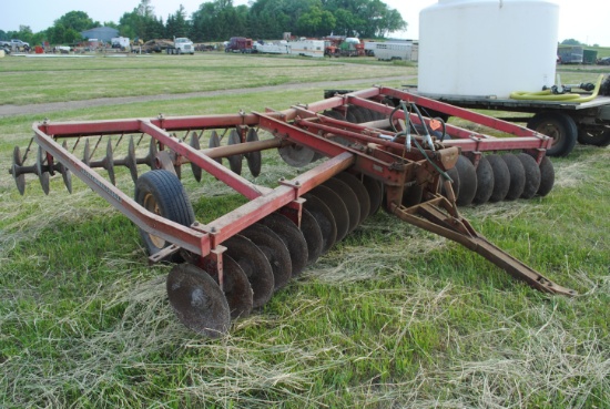 Massey Ferguson 12' disc with hydraulic lift
