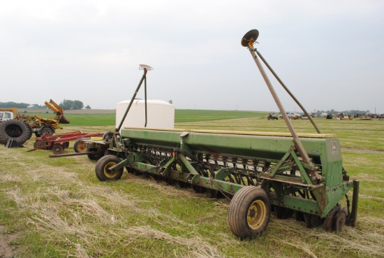 John Deere 520 20' Drill, 10" spacing, has markers, owner states it works
