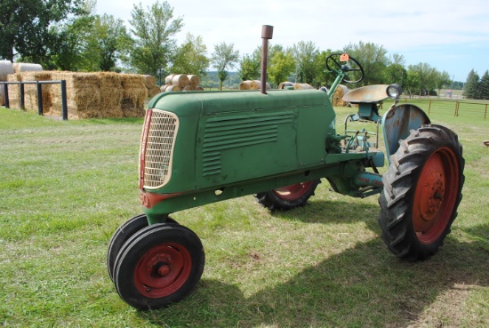 Oliver 60 Row Crop tractor, narrow front, fenders, 540 pto, draw bar, 5.00-15 fronts, 9.5-32 rears (