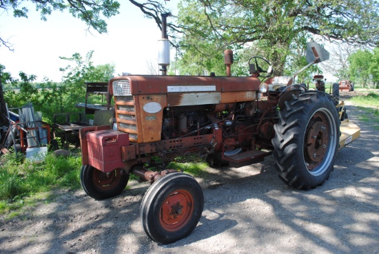 Farmall 560 Tractor, gas, wide front, sells with 10 front suitcase weights, rear wheel weights, fend