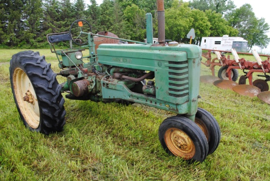 John Deere 'B', narrow front, dual hydraulics, 540 pto, new carb, only one fender, non-runner, 5.5-1