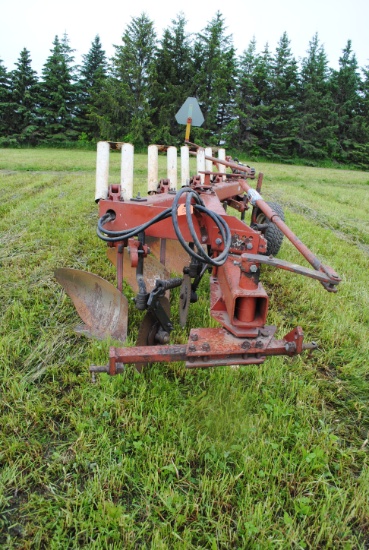 International 720 4-Bottom Plow with manual