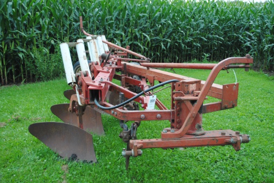 International 700 4-bottom plow (4-18's)