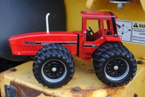Ertl 1/16 International 7488 Anteater in box