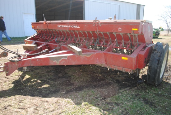 International 510 Grain Drill, 12' wide, w/grass seeder, hydraulic lift, 6" spacing, marker tires, d