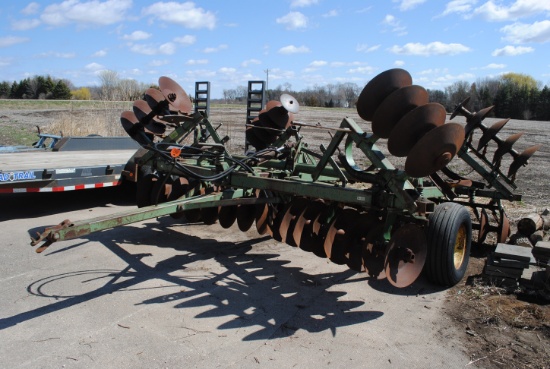John Deere Disc, 12' main w/3' wings w/manual fold, hydraulic lift