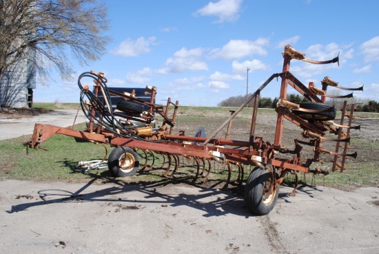 Field Cultivator, 13' main, w/4' wings w/2-bar harrow, hydraulic lift, hydraulic fold, extra shanks
