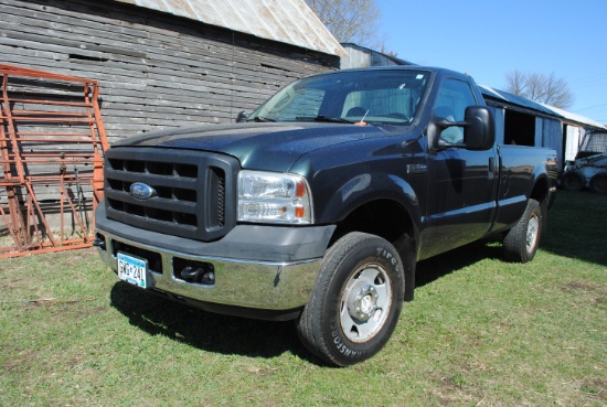 **T** 2006 Ford F-250XL Super Duty Truck, 4WD, regular cab, 8' box, manual windows, manual locks, vi