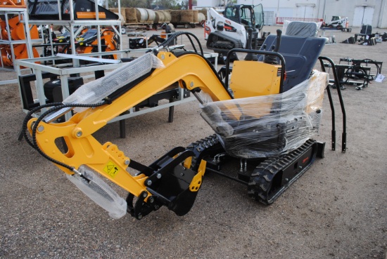 LandHero Hydraulic Mini Excavator with 15" bucket, Mod# LDHKN16 w/manual thumb, 15HP, **KEY**