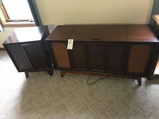 Zenith turn table AM/FM radio and record stand. Radio works, Uncertain of turntable functionality. -