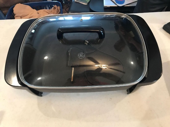 GE electric oblong fry pan w/glass lid (Shipping available)