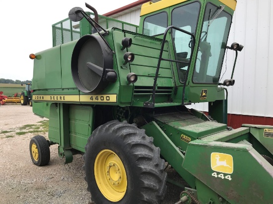 John Deere 4400 Diesel Combine