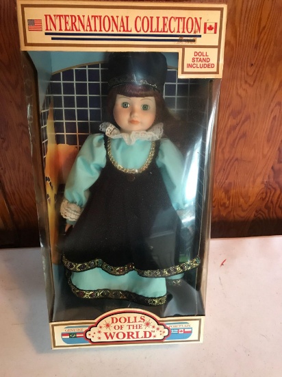 Country: Greece "Doll's of the World" 17'' doll, NEW IN BOX w/ stand