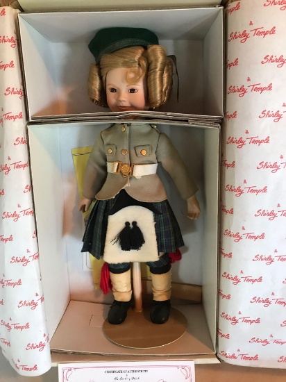Shirley Temple doll in box w/ stand "Wee Willie Winkie" w/ authenticity by Danbury Mint. SN: G13 -