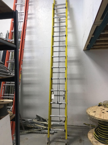 GREEN BULL 24' FIBERGLASS EXTENSION LADDER