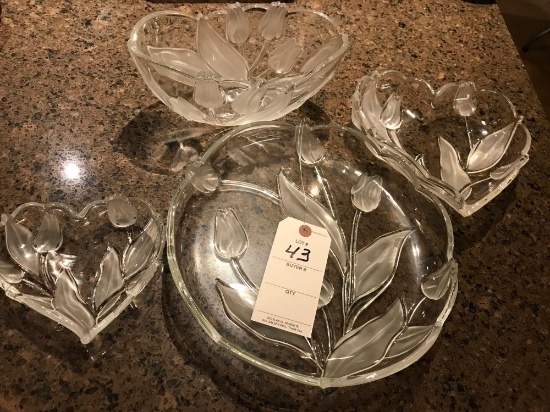 4 matching tulip glass dishes. Very nice!