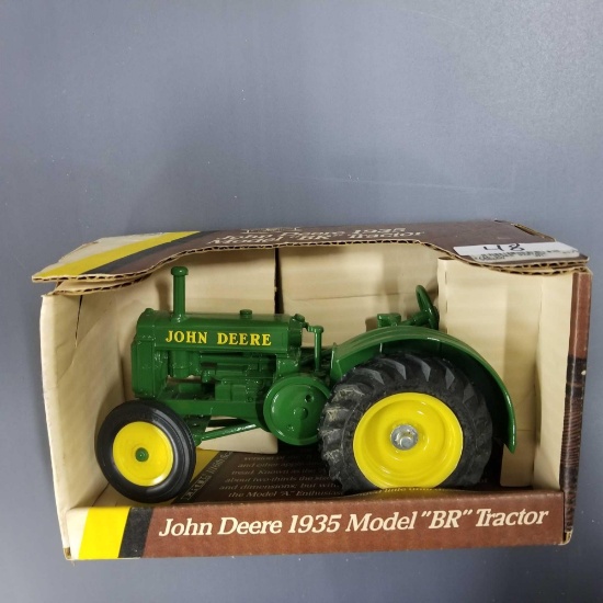 JOHN DEERE 1935 MODEL "BR" ON RUBBER TRACTOR