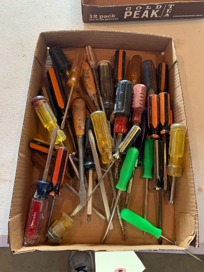 Assortment of screwdrivers. Shipping