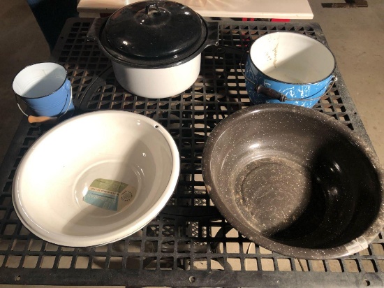 Handled blue/white swirl enamel kettle, and other blue/white enamel basins