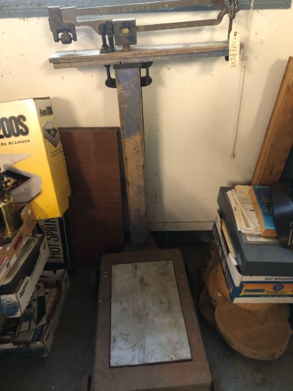 Famergo 1000 lb. antique platform scale