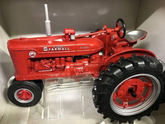 IH Famall "Super MD" Diesel Narrow Front Tractor