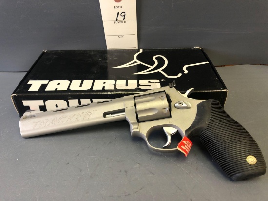 Taurus Mod. 627 tracker .357mag. SS 6-1/2 7-Rds revolver handgun. SN: KP223901 w/box.