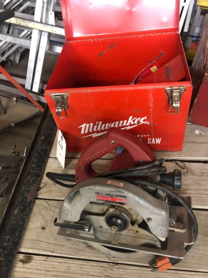 Milwaukee 7 1/4'' circular saw with metal case