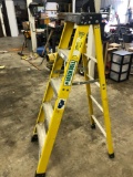 Green Bull 5' fiberglass stepladder