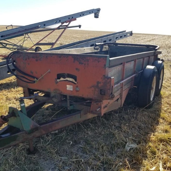 New Idea Tandem Axle Manure Spreader