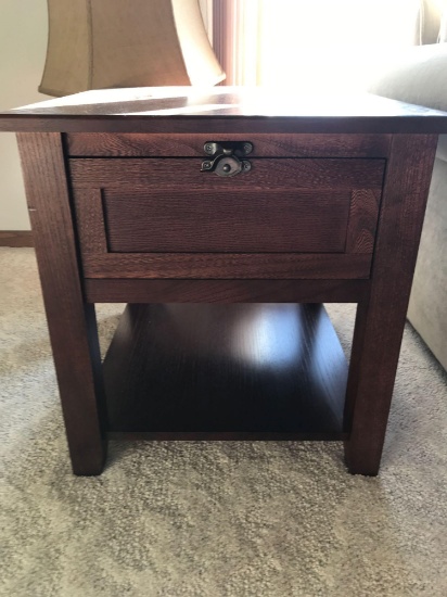 Oak End table w/Glassfront door 22''Wx25''Dx22.5'' T. NO SHIPPING AVAILABLE!