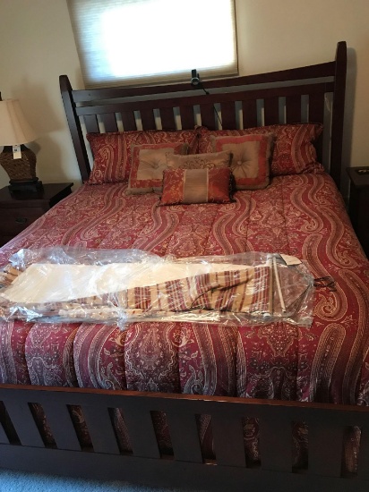 Kincaid King size Pillow Top Bed w/Wood Headboard, Footboard w/Comforter, Sham and Dust Ruffle. NO