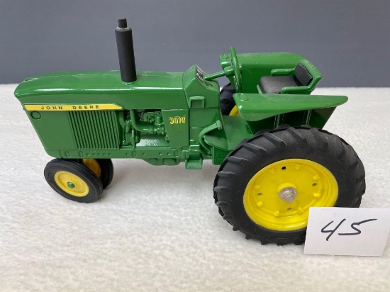 NIB Ertl 1/16th scale, JD 1960 Model #3010 tractor.