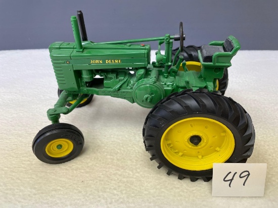 New (no box) 1/16th scale, Die Cast JD Model "G" tractor - nice.
